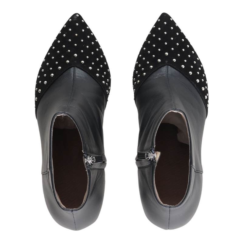 Foxy Studs Black 38