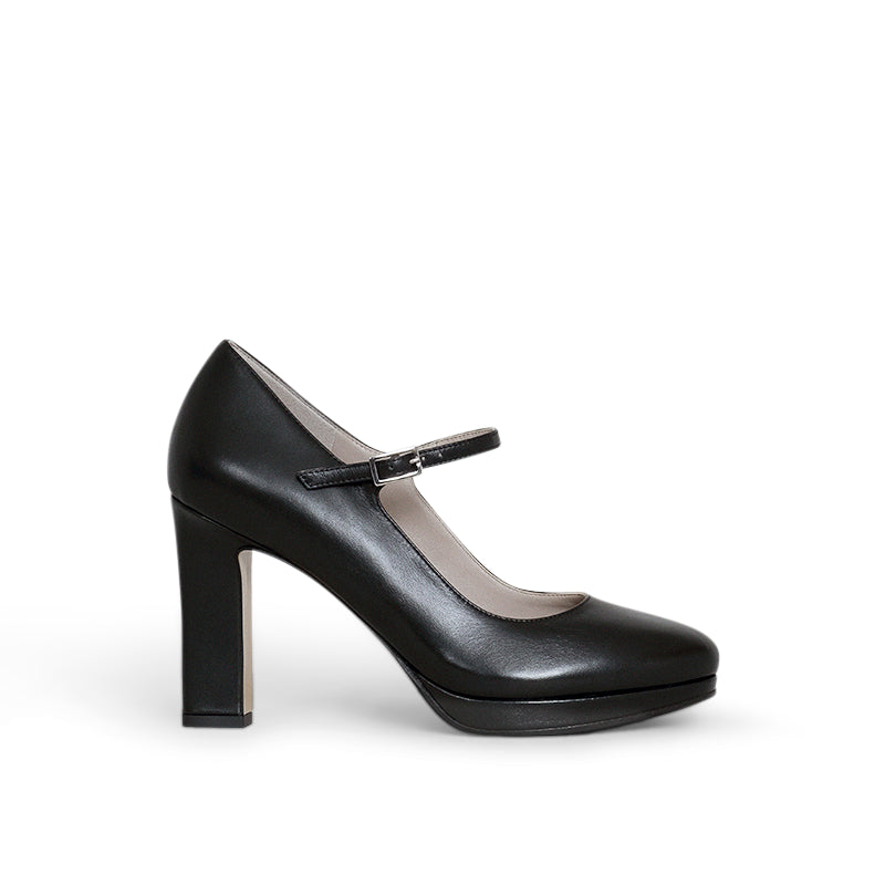 Halle Black 39