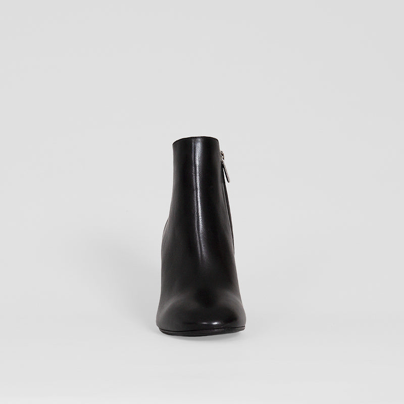 Mathilde Black Studs